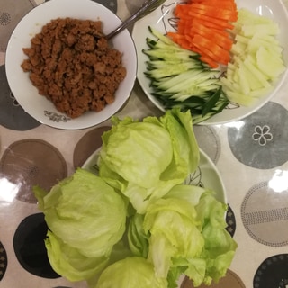 肉味噌と野菜のレタス包み